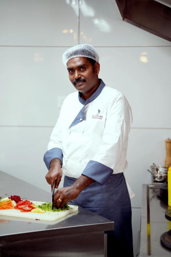 慕那尔大象通道度假村 蒙纳 外观 照片 Chef in a hotel