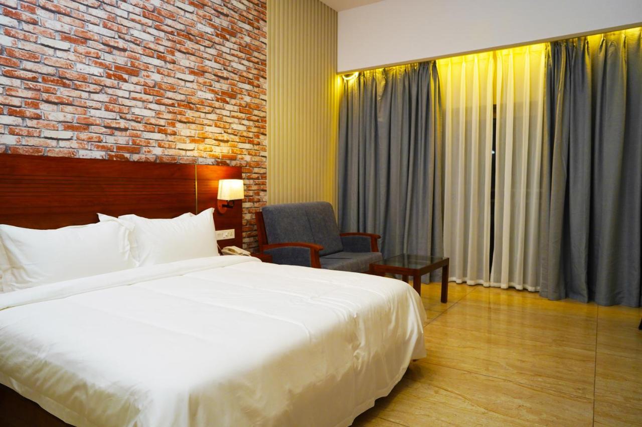 慕那尔大象通道度假村 蒙纳 外观 照片 A room at the hotel